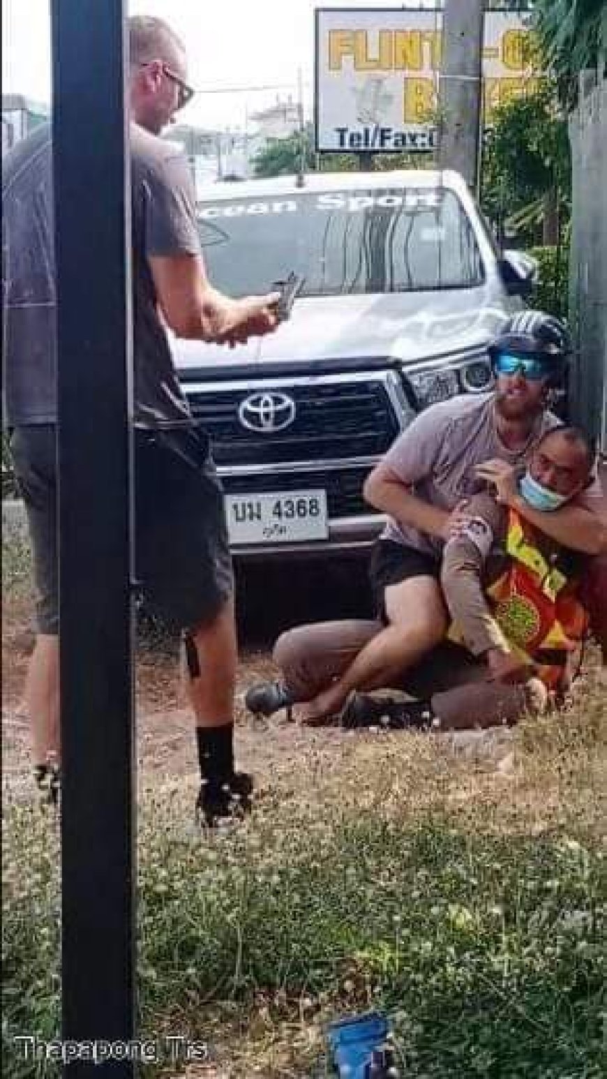 Phuket, Chalong Police Station, tourists...arrogant  Stealing a gun and attacking a police officer
