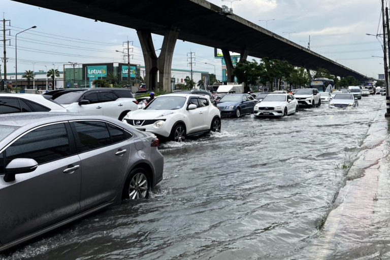 Heavy Rain Causes Severe Traffic Jams on Bang Na-Trat