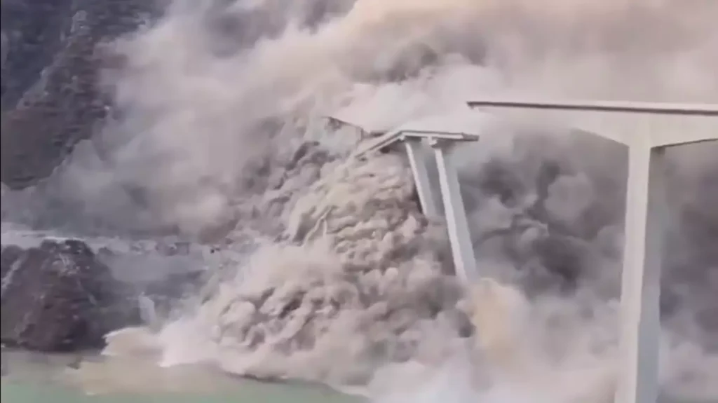 Breaking News: Shocking Incident of Bridge Collapse Unfolds